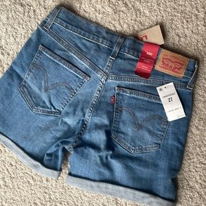 NEW Levi’s mid length short size 27